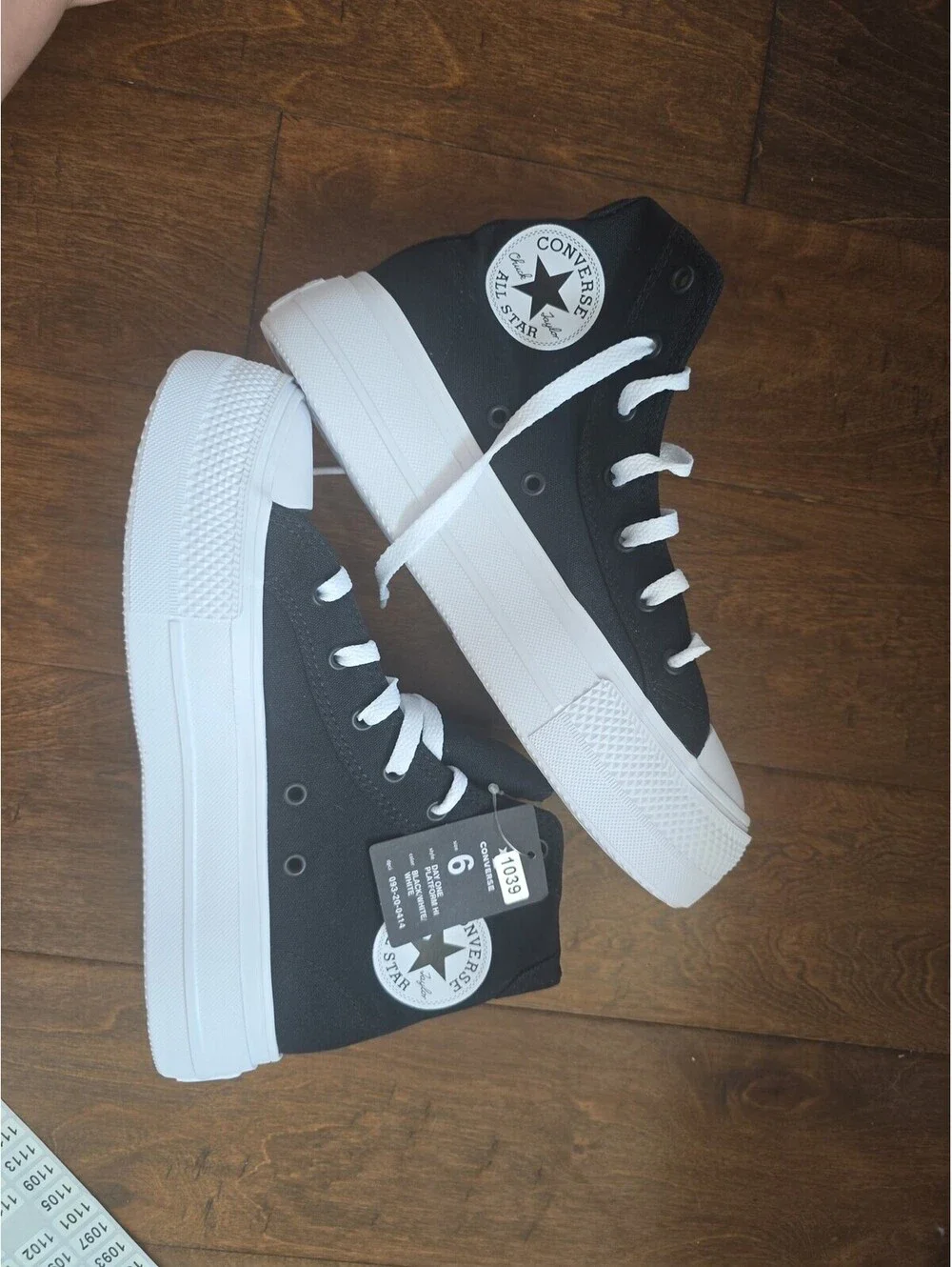 Size 6 brand new converse, high tops item 1039 box G3